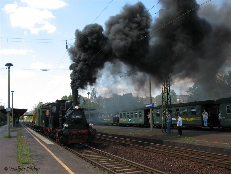 Anlsslich des Schmalspurbahnfestes in Radebeul-Ost macht 89 6009 mit ihrem aus dem Windbergbahnwagen bestehenden Sonderzug richtig Dampf auf - 08.07.2007
