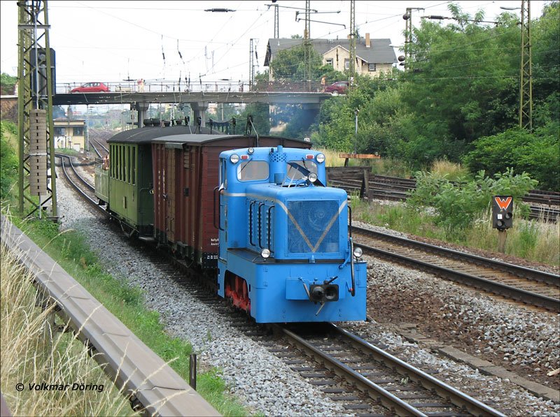 Anl�sslich des Schmalspurbahnfestival  125 Jahre Schmalspur Dampf Sachsen  f�hrt auch ein gemischter Sonderzug gezogen von einer Diesellok; am Ende dieses Zuges nach Moritzburg l�uft ein Aussichtswagen - Radebeul-Ost, 07.07.2006  (1)
