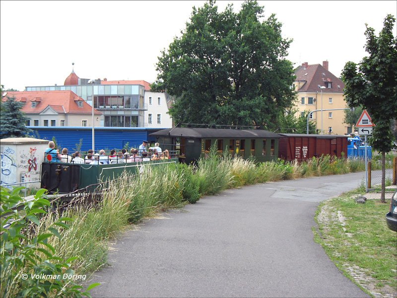 Anl�sslich des Schmalspurbahnfestival  125 Jahre Schmalspur Dampf Sachsen  f�hrt auch ein gemischter Sonderzug gezogen von einer Diesellok; am Ende dieses Zuges nach Moritzburg l�uft ein Aussichtswagen - Radebeul-Ost, 07.07.2006  (2)
