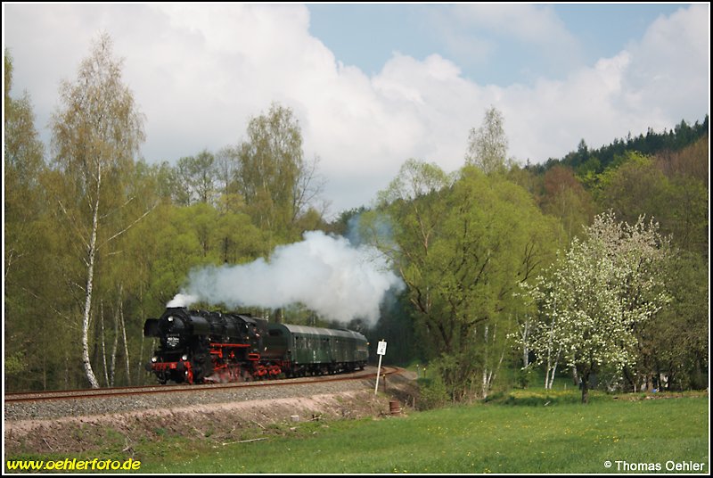 Anlsslich des Streckenjubilums 150 Jahre Zwickau-Schwarzenberg ist 52 8154 am 03.05.08 mit einem Sonderzug aus Leipzig auf dem Weg nach Schwarzenberg, hier fotografiert bei Hartenstein.