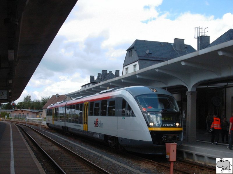 Anlsslich des Tages der offenen Tr bei der Modellbahnfirma Piko in Sonneberg wurde eine Sonderfahrt der Hessischen Landesbahn (HLB) von Schllkippen in Hessen nach Sonneberg in Thringen organisiert. Die Aufnahme entstand am 16.Juni 2007 kurz nach der Ankunft des Zuges in Sonneberg.