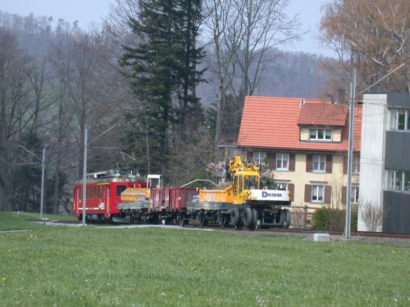 Anlsslich des Umbaus der Fahrleitung (erstellen der neuen Mastfundamente) verkehrte dieser Bauzug mit ABdeh 2/4 Nr 23
kurz vor Heiden. (05.04.2002)