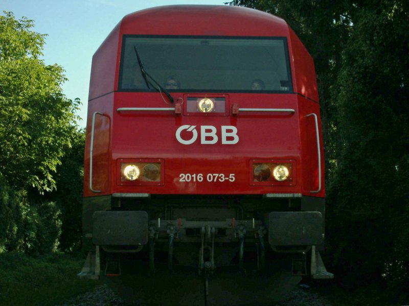 Anlsslich des  Welser Volksfestes  und der Agraria, der sterreichischen Landes-Gartenschau-Messe, verbinden zustzlich zu den lteren Triebwagen der Reihe 5047, City-Shuttle-Wagen auf der nicht elektifizierten Grnautalbahn den Welser Hauptbahnhof und die Stationen Wels Lokalbahn und Wels Messe. Gezogen werden sie von einer Herkules. Hier die 2016 073-5, auf Grn wartend (vor einem kleinem, ungesichertem Bahnbergang). [01.09.06]