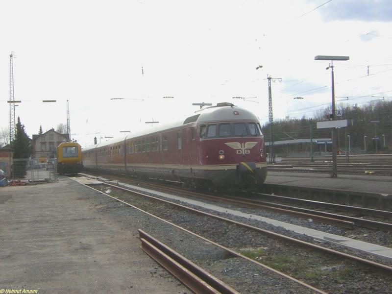 Anllich des WM-Bahntages am 09.04.2006 in Frankfurt am Main pendelte der Weltmeisterzug von 1954 mit VT 08 520, VM 08 512 und 510 sowie VT 08 503 zwischen dem Hauptbahnhof und dem Bahnhof Stadion. Diese Aufnahme zeigt den Triebzug auf dem Nebengleis im Bahnhof Stadion vor der Rckfahrt zum Hauptbahnhof.