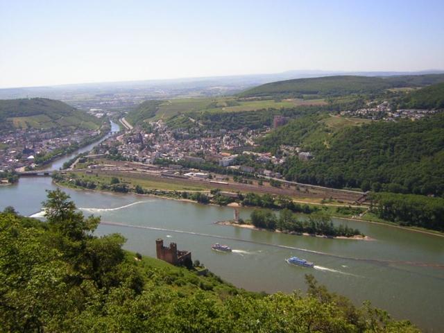 Anllich eines Probelaufs fr die jhrlich stattfindende
Wanderfahrt des Eisenbahnfreundevereins, bei dem ich Mitglied 
bin, entstand am 19.06.2005 diese Aufnahme. Der im Jahr 2005 eingeweihte neue Wanderweg Rheinsteig bietet herrliche 
Aussichts- und auch Fotopunkte fr Eisenbahnfreunde, wie 
diesen Blick vom Aussichtspunkt Rossel auf den Rhein und die Nahemndung mit dem Bahnhof Bingen Stadt (ehemals Bingerbrck),
leider hatte ich nicht die Zeit, auf einen durchfahrenden Zug
zu warten.
