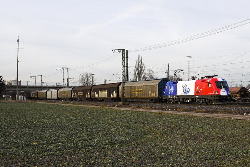 Anl�sslich der Entklebung der Frankreich-Lok sieht man mein erstes Foto, das ich jemals von einer EM-Lok geschossen habe. Am 24.01.2008, also gerade mal ein paar Tage, nachdem die Lok die Folien erhalten hatte, war sie schon im Audi-Umlauf unterwegs und wurde von mir auf der Fahrt nach Ungarn festgehalten.