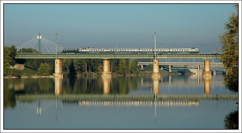 Anl�sslich der ErlebnisWeltBahn Leiser Berge setzen zur Zeit die �BB Nostalgie zwischen 8.9.2007 und 28.10.2007 jeweils am Wochenende einen Sonderzug von Wien S�d nach Ernstbrunn und wieder retour in Verkehr, welcher immer von anderen Nostalgiefahrzeugen bespannt wird. Am 29. und 30.9.2007 war daf�r der Dieseltriebwagen 5041 vorgesehen. Wegen Untauglichkeit musste aber VT 5145 (Blauer Blitz) einspringen. Naja, wieder einmal die Ostbahnbr�cke in der Wiener Lobau �ber die Neue Donau, diesmal allerdings mit einer sch�nen Spiegelung. Foto vom 30.9.2007.