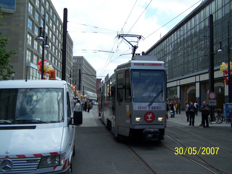 Anlsslich der Erffnung des neuen Streckenabschnittes der M2 war auch die Party-Tram  Berlinbefahrbar  (KT4D 4592) im Einsatz.