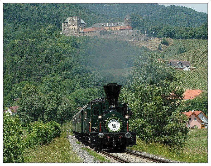 Anlsslich der Feier 100 Jahre Sulmtalbahn wurde am 27.5.2007 ein Sonderzug von Leibnitz ber Graz nach Gleinsttten und wieder retour in Verkehr gesetzt. Auf dem Streckenabschnitt der GKB kam bei der Hinfahrt an der Zugspitze die 671 der GKB zum Einsatz, am Schluss hing 17 c 372 (diese Maschine wurde 1968 von der GKB an den 1. SEK betriebsbereit bergeben). Die Aufnahme zeigt den Zug kurz nach Deutschlandsberg auf der Leibenfelder Hhe als SPz 8507 mit der Burg Deutschlandsberg im Hintergrund.