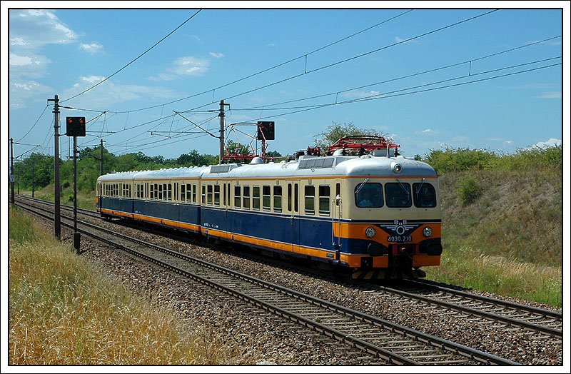 Anlsslich der Feierlichkeiten 170 Jahre Nordbahn am 8.7.07, gab es mit dem ehemaligen S-Bahntriebwagen 4030 210 Pendelfahrten zw. Deutsch Wagram und Strasshof. Auf dem Foto ist der Zug gerade als R 16480 von Deutsch Wagram auf dem Weg nach Strasshof. Die Aufnahme entstand nchst der Station Helmahof.