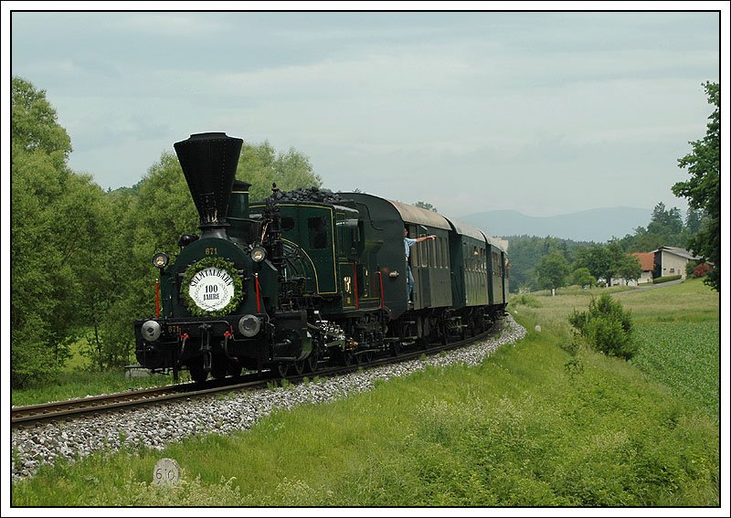 Anl�sslich der Feierlichkeiten „100 Jahre Sulmtalbahn“ wurde am 27.5.2007 ein Sondezug Graz-Leibnitz-Graz-Gleinst�tten-Graz-Leibnitz in Verkehr gesetzt.

Ab Graz-K�flacher Bahnhof fuhr dieser Zug als SPz 8507 mit 671 an der Zugspitze und 17c 372 am Zugschluss. 

Diese Aufnahme, war eine meiner ersten an diesem Tag, und ist zwischen dem Bahnhof Lannach und der Haltestelle Oisnitz-St. Josef entstanden.
