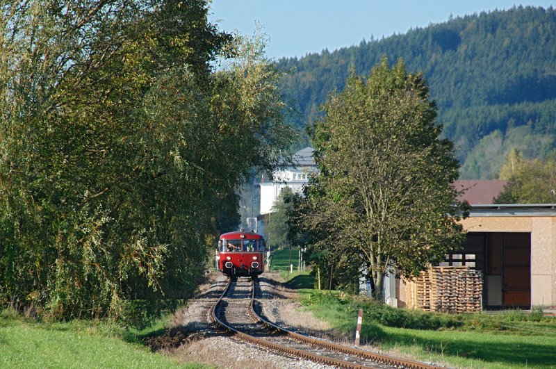Anllich der Jubilumsveranstaltung  35 Jahre GEG  war am 04.10.2009 eine historische Triebwagengarnitur 798/998 der Passauer Eisenbahnfreunde in Ampflwang zu Gast. Hier zu sehen im Abendlicht bei der Rckfahrt kurz nach Ampflwang.
