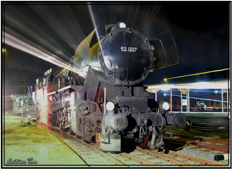 Anl��lich der langen Nacht der Museen steht die Dampflok 52 1227 vor dem Graz K�flacher Bahnhof.
06.10.2007