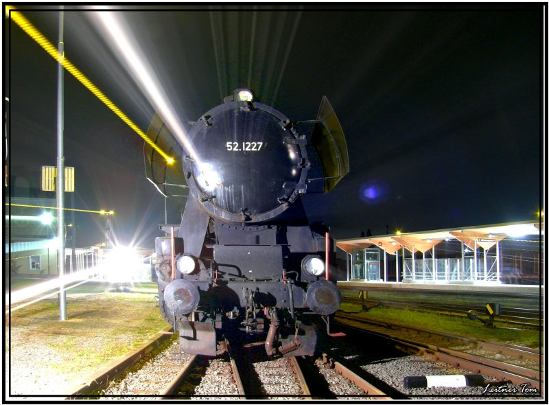 Anllich der langen Nacht der Museen steht die Dampflok 52 1227 vor dem Graz Kflacher Bahnhof.
06.10.2007