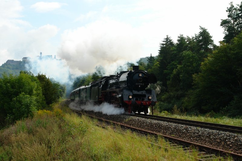 Anlsslich der Meininger Dampfloktage 2007 waren auch wieder zahlreiche Sonderzge auf dem Weg dorthin. Der erster Zug, den ich in der Nhe der Wartburg erwischt habe, war der Zwickauer Eilzug aus Berlin mit der 03 1010 an der Spitze. In der Nhe dieses Fotostandpunktes msste die Blockstelle Hpfen gewesen sein. (01.09.07) 