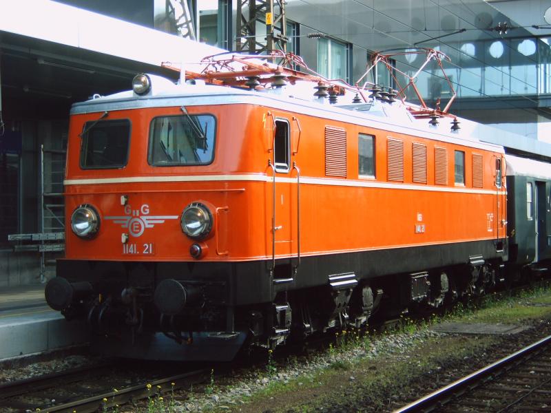 Anlsslich der O. Landesausstellung Kohle und Dampf 06 luft regelmssig am Wochenende ein Sonderzug der GEG mit 1141.21 auf der Westbahn. Auf dem Bild vom 13.05.2006 ist die schne Lok bei einem kurzen Halt in Wels zu sehen.  