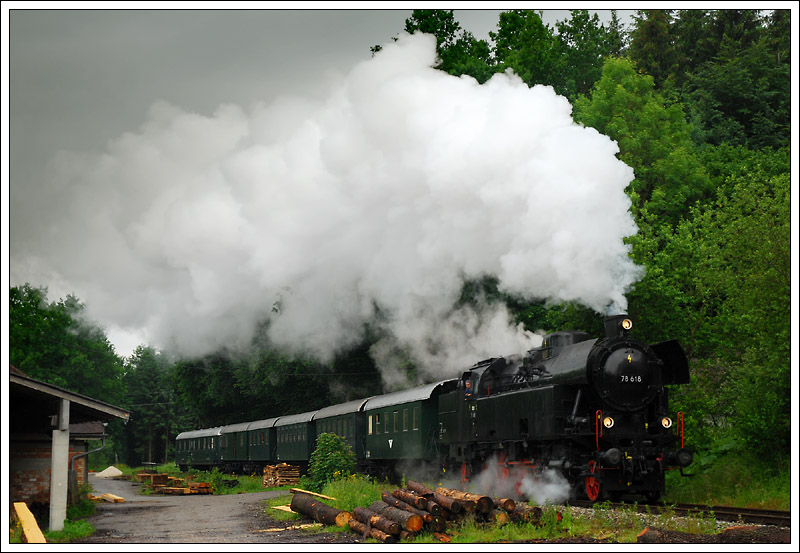 Anlsslich der Pfingstdampftage in Ampflwang gab es an den drei Pfingsttagen einige Fotofahrten u.a. am 1.6.2009 eine Fotofahrt mit 78.618 auf der eigenen GEG Strecke zwischen Timelkam und Ampflwang. Die Aufnahme entstand bei einem Sgewerk kurz nach Timelkam. GRUNDSTZLICHE FRAGE: Sind meine Bilder von dieser Veranstaltung zu dunkel???