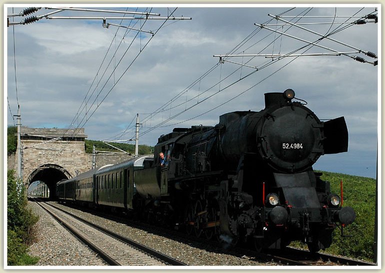Anlsslich der Raimundfestspiele in Gutenstein fand am 15.8.2006  die Tour O4 der BB Nostalgie von Wien nach Gutenstein statt. Bespannt wurde dieser Sonderzug von der 52.4984  Eberhard . Das Foto entstand beim  Busserltunnel  kurz vor Paffsttten auf der Sdbahn.