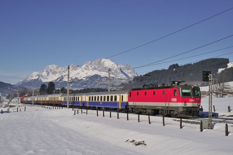 Anllich der Ski-Weltcupabfahrt dieser SDZ aus St.Veit/Glan nach Kitzbhel gekommen und wurde hier als LP17039 auf der Fahrt nach Saalfelden (zur Hinterstellung) fotografiert. Tfz 1044 032, Fieberbrunn,24.1.2009.