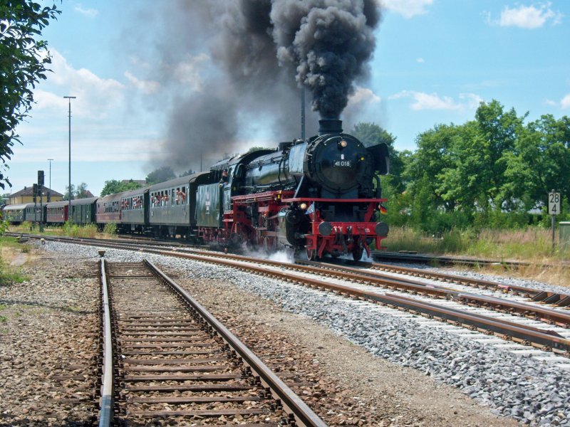 Anlsslich einer Sonderfahrt kam 41 018 am 4.7.2008 nach Aulendorf.
Hier verlsst sie den Bahnhof in Richtung Kisslegg