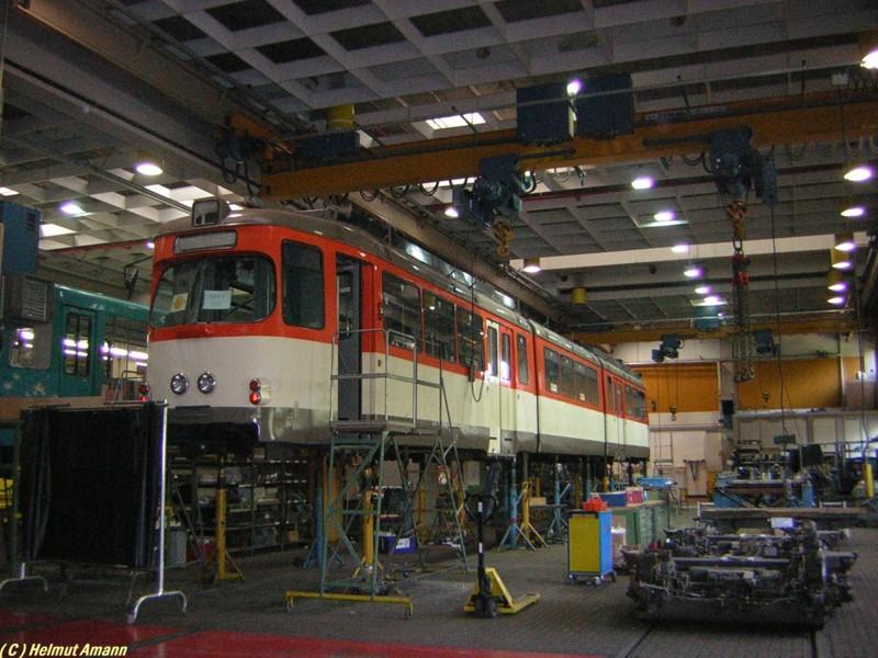 Anllich einer Sonderfahrt mit Besichtigung und Fhrung
durch die Stadtbahn-Zentralwerkstatt entstand daselbst 
diese Aufnahme von dem zweiten in Frankfurt am Main noch
existen O-Triebwagen, der die Betriebsnummer 907 trug, als
er noch im Dienst war. Dieser Wagentyp war ohnehin nur mit
acht Fahrzeugen in Ffm vertreten, die anderen sechs sind
inzwischen alle verkauft worden. Der Triebwagen auf dem
Bild ist bisher unbesttigten Gerchten zufolge zum Umbau 
als Partywagen vorgesehen.
