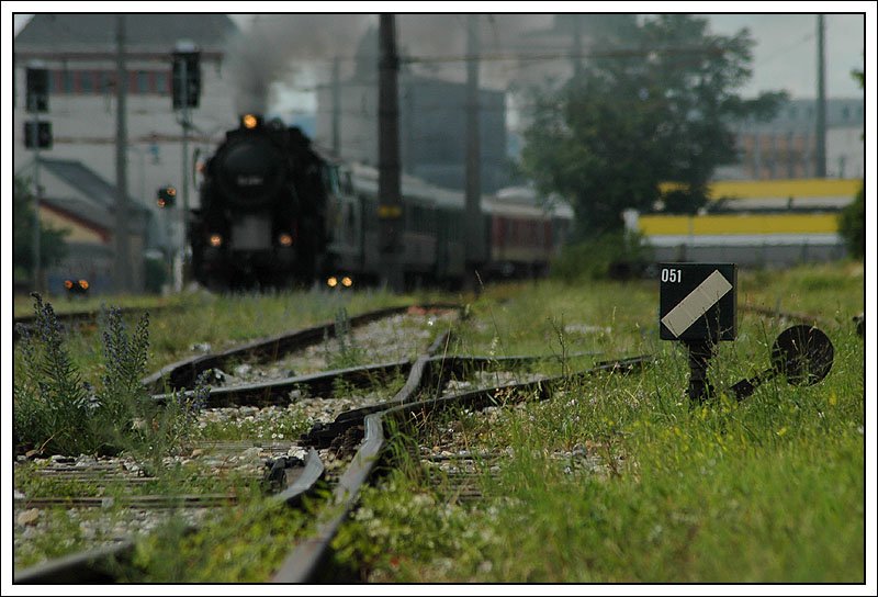 Anlsslich der Sonnwendfeier 2007 wurde am 23.6.2007 die Tour O 17 der BB Nostalgie von Wien nach Spitz a.d. Donau in Verkehr gesetzt. 52.4984 und als „Verstrkung“ 2143.040 als R 16326 kurz nach der Ausfahrt aus dem Wiener Sdbahnhof - Ostseite.