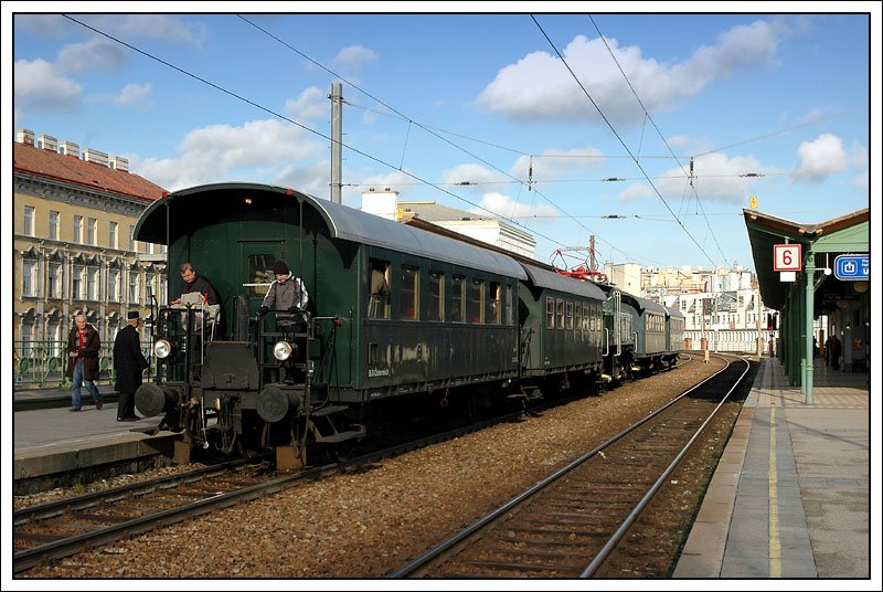 Anlsslich der Wiedererffnung der Wiener Vorortelinie vor 20 Jahren fanden am 8.12.2007 Pendelfahrten zwischen Wien Heiligenstadt und Wien Htteldorf statt. Zum Einsatz kam 1062 der BB Nostalgie, die sich in der Mitte des Zugverbandes befand. Die Aufnahme zeigt SR 16764 von Heiligenstadt nach Htteldorf beim Halt in Ottakring.