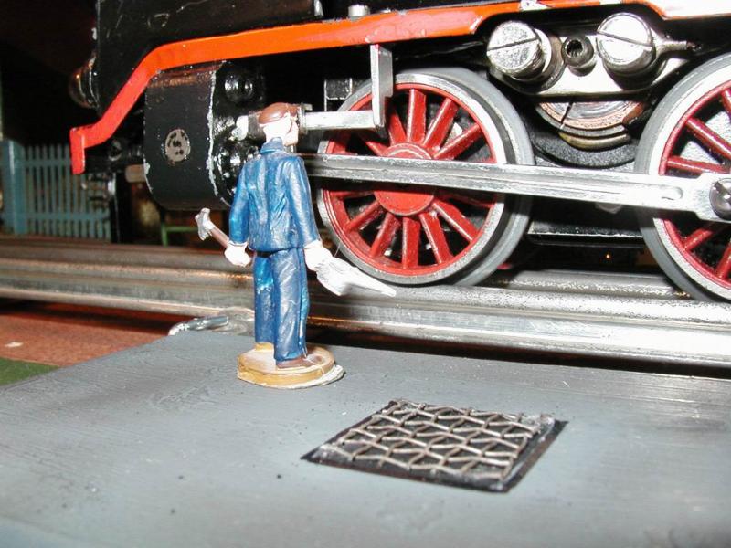 Anlage Spur 0,Der Heizer beim abschmieren der Lok R66/12910