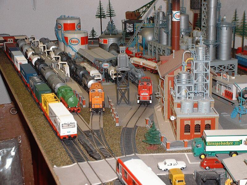 Anlagenteil Industriegebiet, ESSO-lraffinerie, verschiedene Baustze von Kibri und Vollmer. Von links nach rechts: TRIX 22725 CargoSprinter FIEGE, Liliput 103000 Dampfspeicher-Lok, BRAWA 0417 Lok 298 316 oker DR, BRAWA 0424 Lok 298 316 rot DB Cargo.