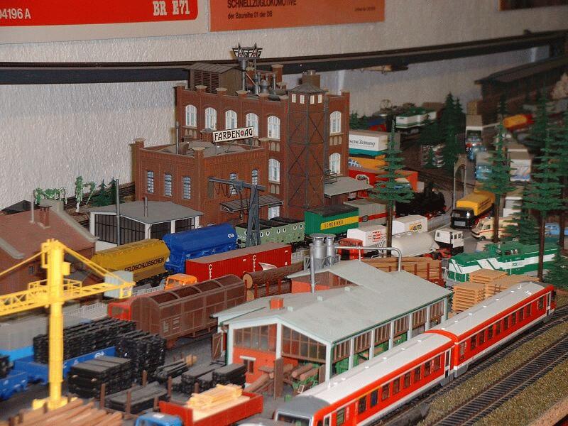 Anlagenteil Industriegebiet mit Sgewerk (KIBRI 9960) und Farbenfabrik (KIBRI 9786 und 9788). Alle Betriebe haben ein Anschlugleis, die l-Raffinerie hat drei. Rechts Triebwagen 628 013 (ROCO 63013).