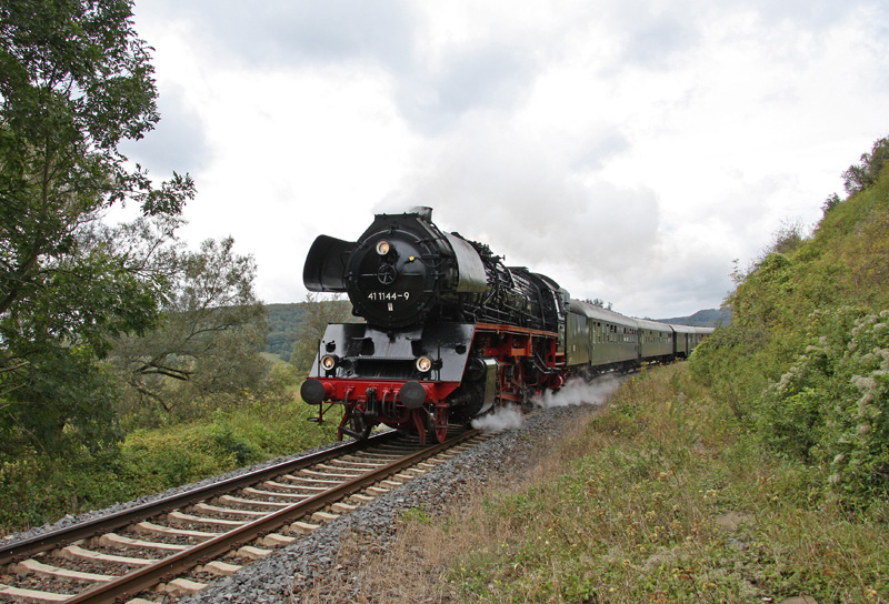 Anllich der 15.Meininger Dampfloktage am 05.09.2009 gab es eine Pendelfahrt mit 41 1144-9 nach Themar. Hier befindet sich der Zug zwischen Untermafeld und Grimmenthal.