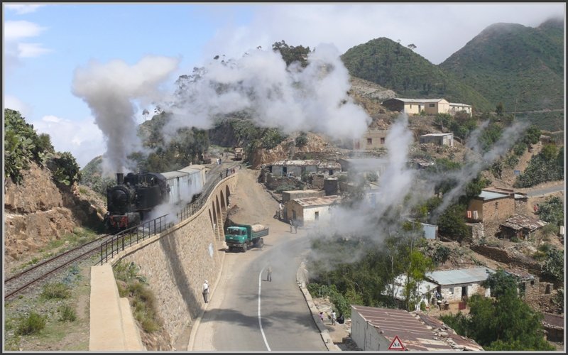 Anschliessend folgt 442.59 mit dem Gterzug nach Asmara. (01.11.2008)
