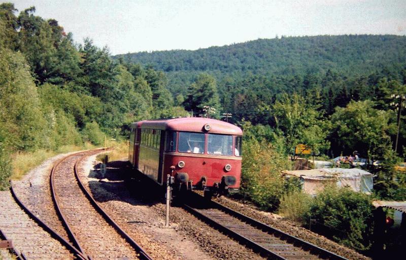 Anschlugleis zum Quarzitwerk (Mitte). Das linke Gleis fhrte an eine Verladerampe mit mehrstckigen Schtt- und Bunkervorrichtungen aus Stahlbeton, 1. Hlfte der 1980iger Jahre.
