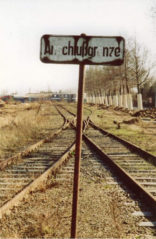  Anschlugrenze  der ehmaligen Itzehoer Hafenbahn.Bild vom Frhjahr 2003.