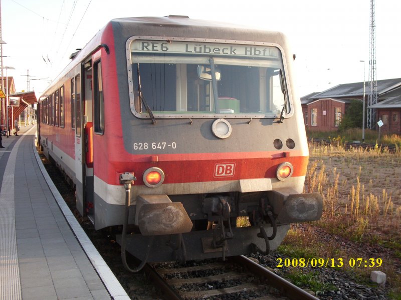Anschluzug in Pasewalk nach Lbeck ber Neubrandenburg,Malchin Teterow,Gstrow,Btzow mit Triebwagen 628 647 am 13.09.2008.
