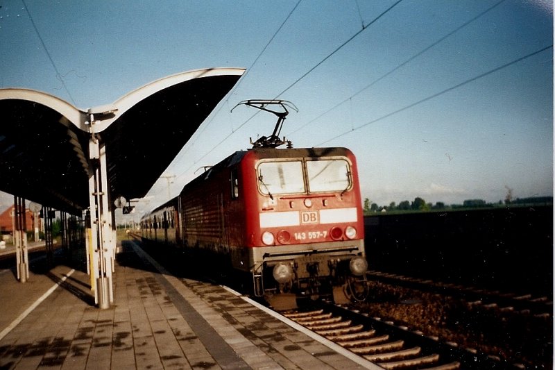 Anschluzug Velgast-Barth bespannt mit der 143 557 im Juni 2002 in Velgast.