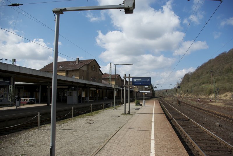 Ansicht Bahnhof Altenbeken, Gleis 2 in Richtung Bahnhofsgebude