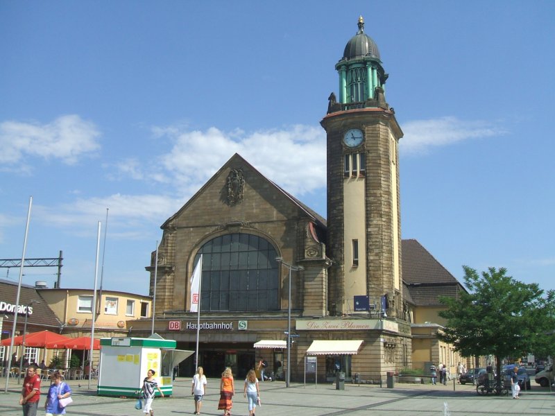 Ansicht Hagen Hbf. Haupteingang,am Bahnhofsplatz sind 5-6
Wasserfontnen verteilt,wo das Wasser so 50-60 cm hochschiesst,man sieht es zum Teil halb rechts unten,bei dem Wetter sehr angenehm,aber kein Trinkwasser !!!