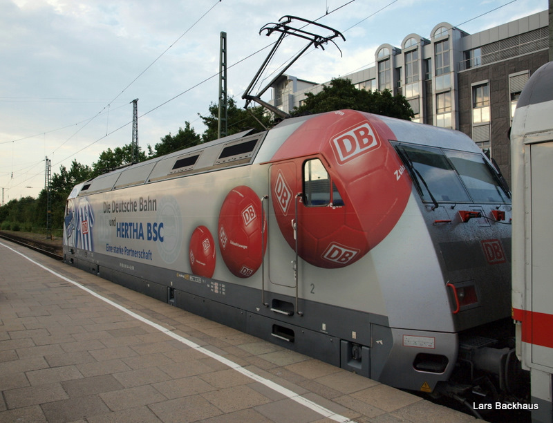 Ansicht von Hinten auf die Hertha-Lok, die am 6.07.09 den IC 2309 von Hamburg-Altona nach Dortmund Hbf bringen wird.