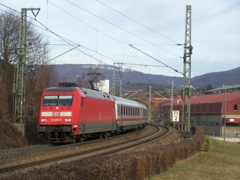 Anstatt 120 112 ist 101 030-5 mit dem IC 2066 unterwegs. Hier kurz hinter dem Bahnhof Aalen am 26.Januar 2008.