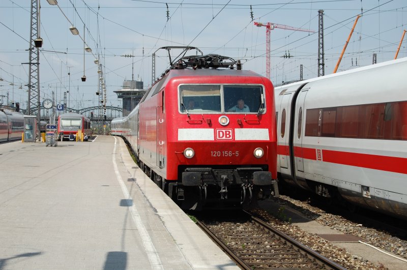 Anstatt  der 103  hing 120 156-5 am IC 73943 aus Nrnberg, aufgenommen bei der Einfahrt in den Mnchner Hauptbahnhof am 26.5.2009.  Die 103  befand sich zu dieser Zeit in der Werkstatt und wartete auf einen Neulack.