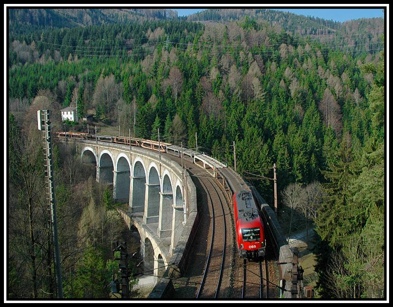 Anstatt Taurus sagen viele in sterreich auch  Ochse ! Auf dem Foto vom 22.4.2006 berquert gerade ein  Ochse  mit einem Gterzug die Kalte Rinne.