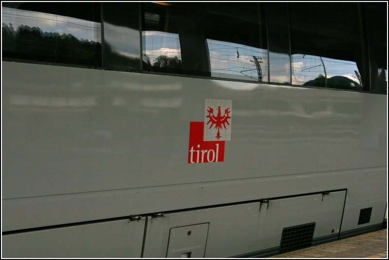 Anstelle des BB Logos  schmckt  das Landeswappen des Bundeslandes Tirol die Seiten der Innsbrucker Talents. Hier am 4024 070 am 30.06.07 in Kufstein.