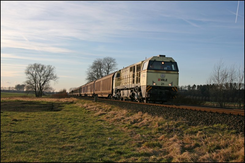 Anstelle mit Bier ist die WLE21  Warsteiner  mit einem Schiebewandwagenzug Richtung Bestwig unterwegs. (28.12.07)