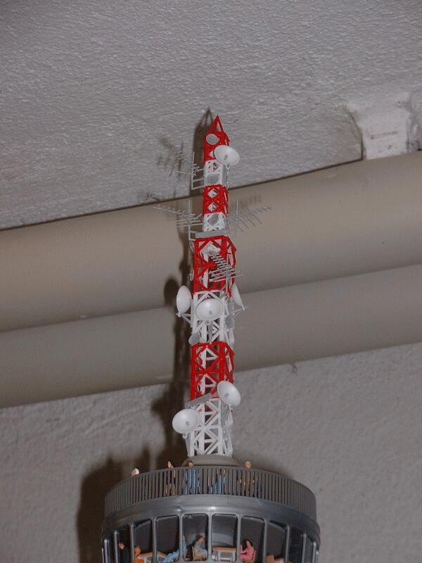 Antennenmast des Fernsehturmes (Faller 969). Der Mast ist im Bausatz nur wei, er mu selbst rot angestrichen werden.