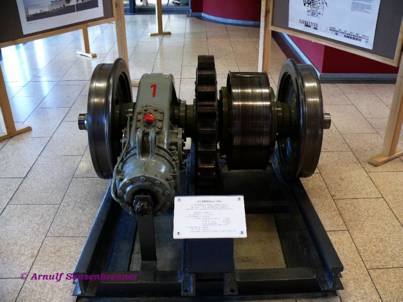 Antriebsachse und Getriebe (Baujahr1956) vom Elektrotriebwagen 1 der mit Zahnradantrieb nach System Riggenbach betriebenen meterspurigen Drachenfelsbahn.

01.07.2008 Knigswinter
