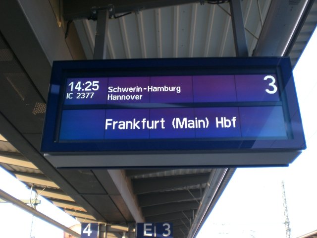 Anzeige fr den IC2377 von Binz nach Frankfurt(M) ber Schwerin-Hamburg-Hannover in Rostock Hbf. 31.12.2008