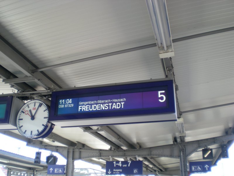 Anzeigetafel an Gleis 5 fr die Ortenau S-Bahn nach Freudenstadt!!!  Offenburg , 22.06.08