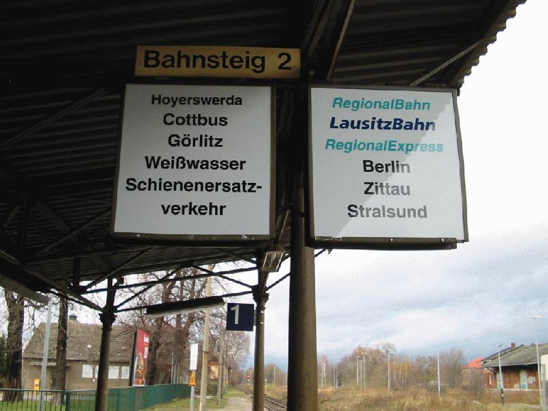 Anzeigetafel auf dem Spremberger Bahnhof, mit neuer Beschriftung fr die LausitzBahn von Connex bzw InterConnex Stralsund-Berlin-Cottbus-Spremberg-Grlitz-Zittau. Ab Dezember bernimmt Connex diese Strecke.