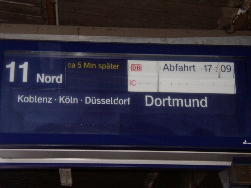 Anzeigetafel auf Gleis 11. Wie man sieht, hat der InterCity 439( wieder einmal !) 5 min. Versptung, da der InterCity 434 nach Luxemburg 10 min. Versptung hat. Beide IC fahren vom selben Gleis.                   10.11.06